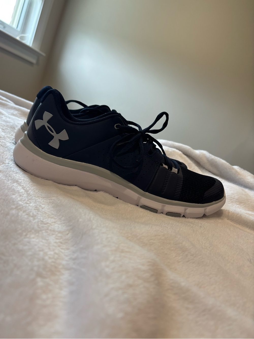 NWOT men’s under armour sneakers